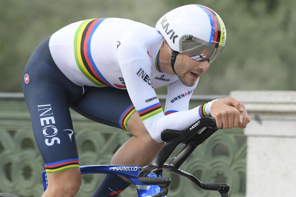 Il campione del mondo ha vinto la crono di apertura del Giro davanti a Edoardo Affini, anche lui autore di una grande prova.