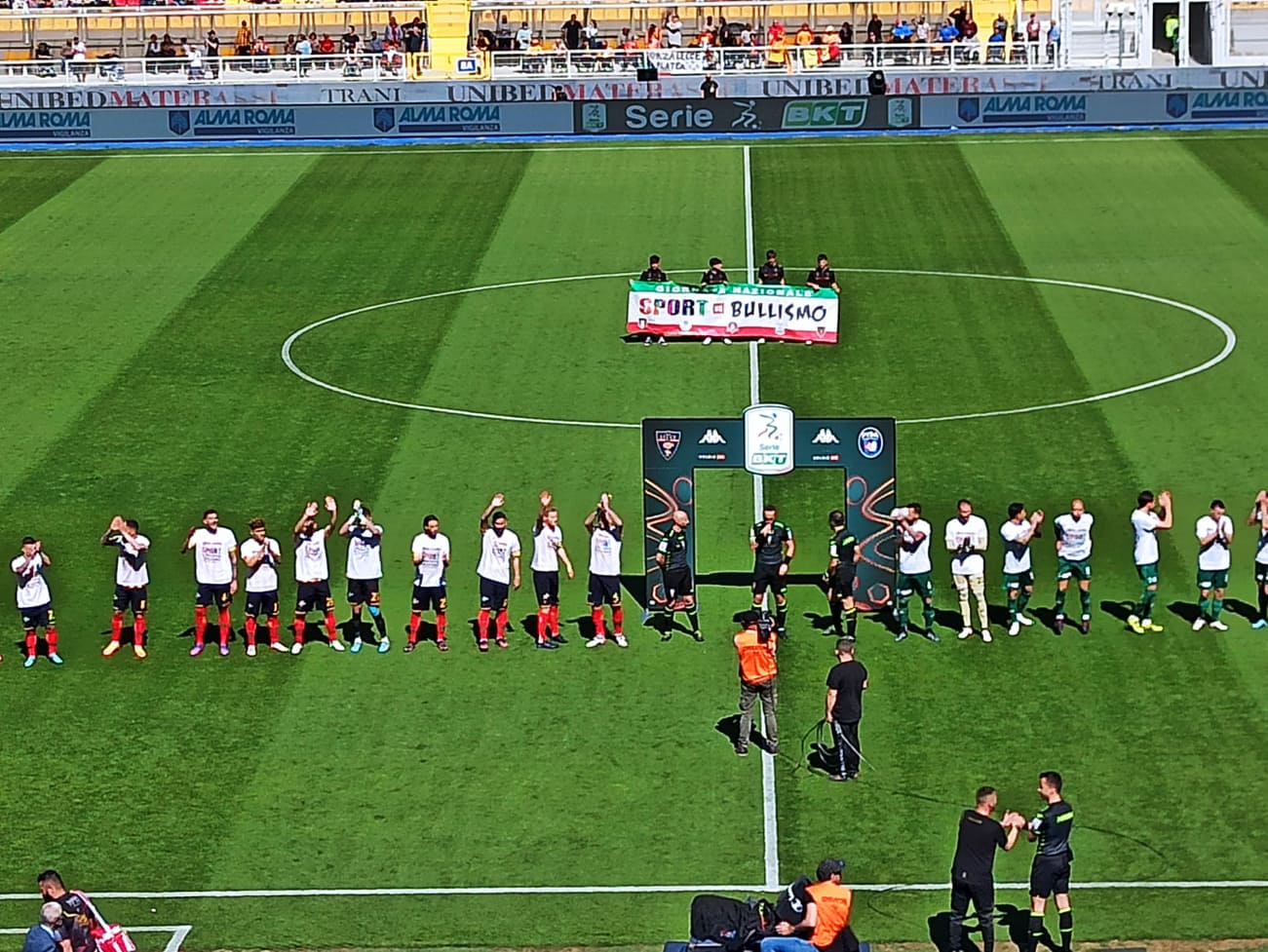 La bella partita del 25 aprile dedicata al sociale. Tutti i giocatori del Lecce e del Pisa erano in campo con la maglietta celebrativa della lotta al bullismo.